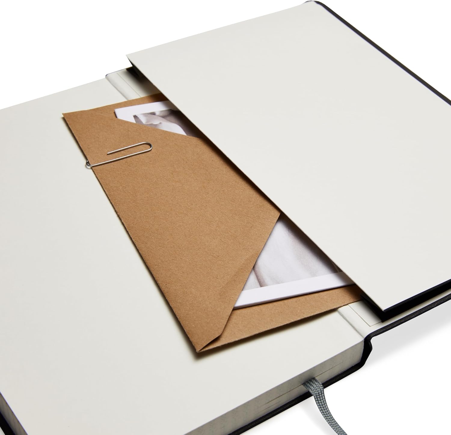 Amazon Basics - Cuaderno Clásico Con Rayas – Tapa Dura, 240 Páginas, 5 x 8.25 Pulgadas, Color Negro - Imagen 5