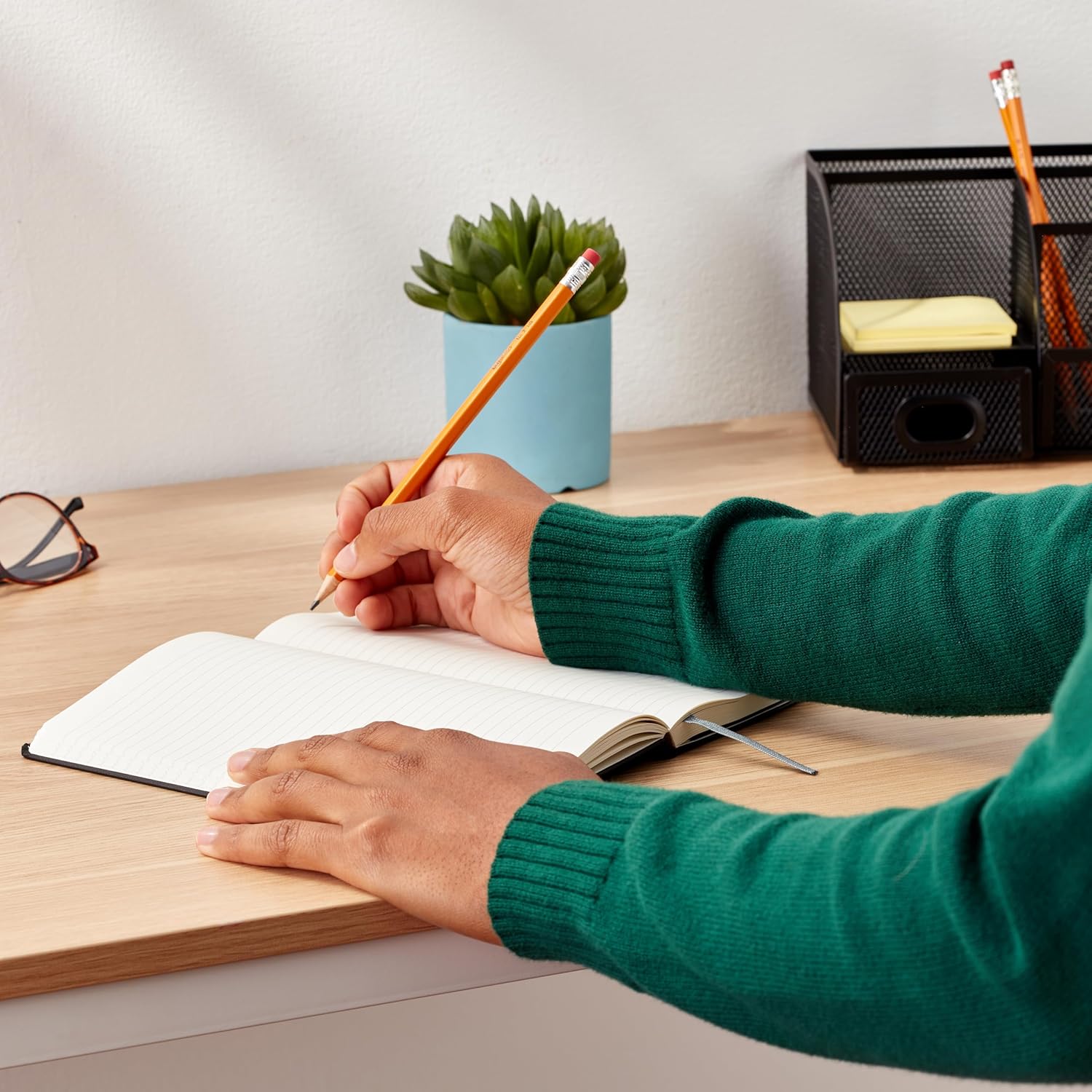 Amazon Basics - Cuaderno Clásico Con Rayas – Tapa Dura, 240 Páginas, 5 x 8.25 Pulgadas, Color Negro - Imagen 8
